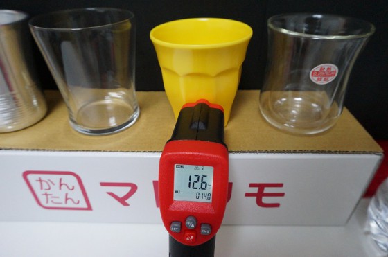 樹脂製コップ　表面温度は１２．６度